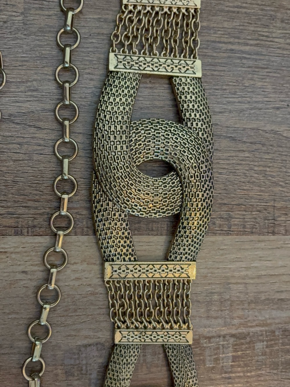 Vingold-tone statement belt featuring textured interlocking links and a chain - Picture 9 of 14